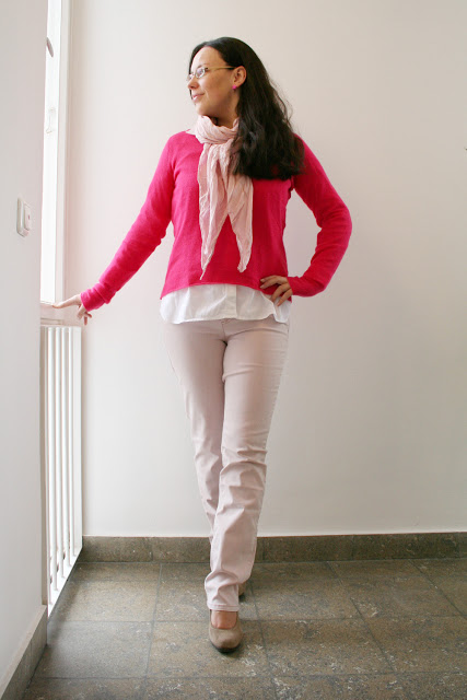 Outfit mit pinkem Pulli als Farbtupfer
