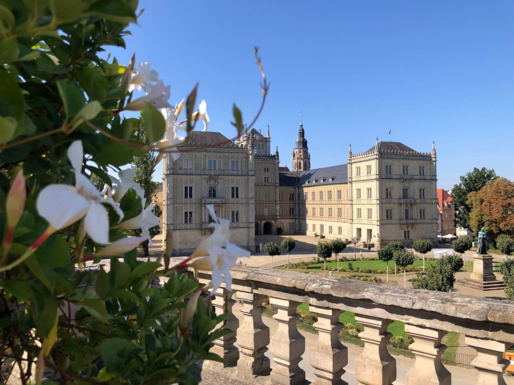 Blick auf Ehrenburg vom Hofgarten