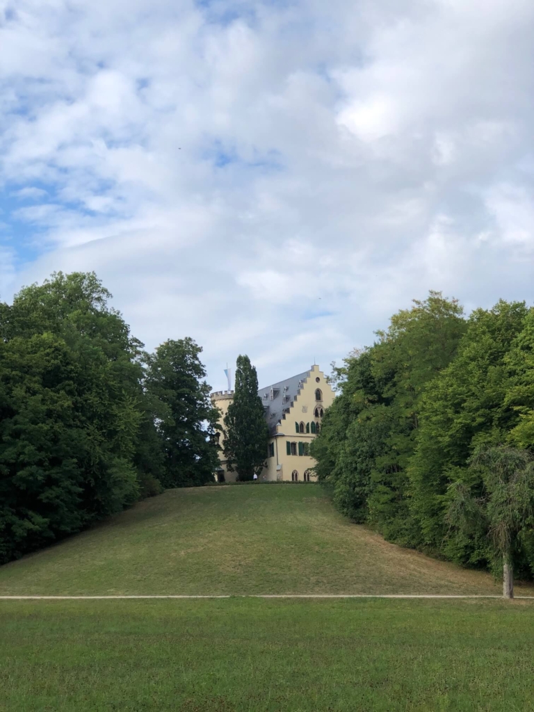 Schloss Rosenau vom Park aus